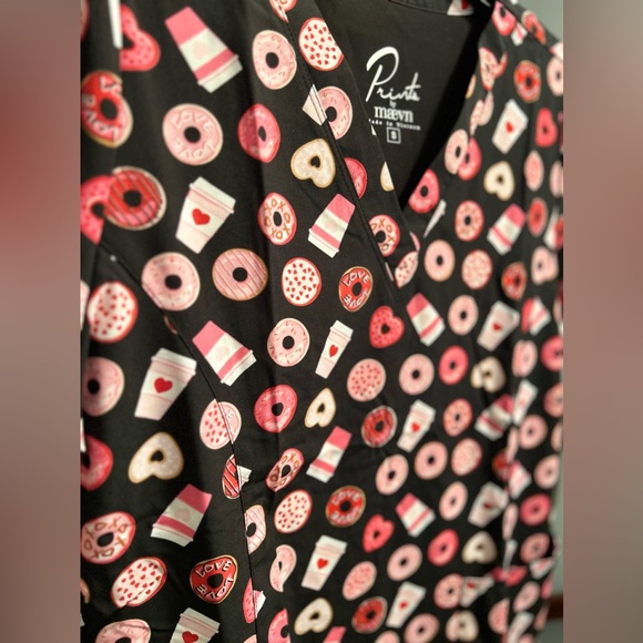 maevn • Prints Collection Heart Donut Scrub Top NWT - Picture 3 of 3